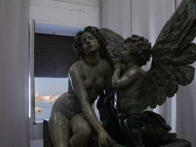 ... e la massiccia Annunciazione dell'amore, presentata alla Biennale di Venezia del 1899...